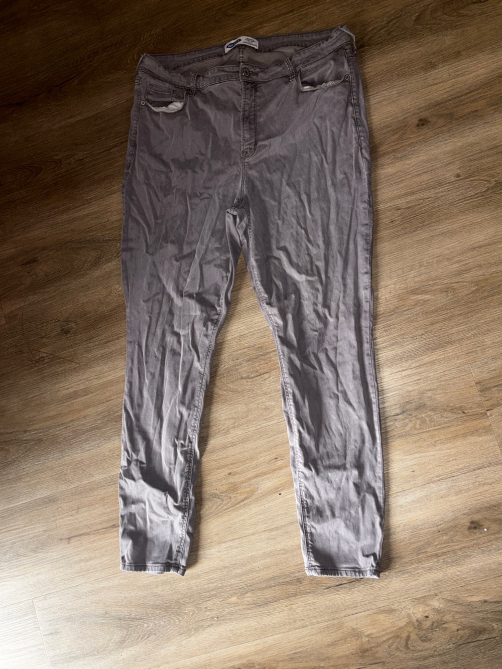 Old Navy Rockstar Super Skinny Pants in Light Gray imperfection as pictured